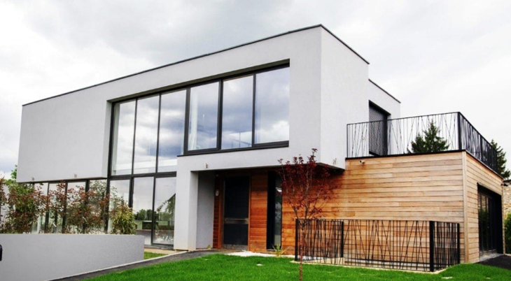 Casa em timber-frame com revestimento externo em ETICS (Rusticasa, 2022)